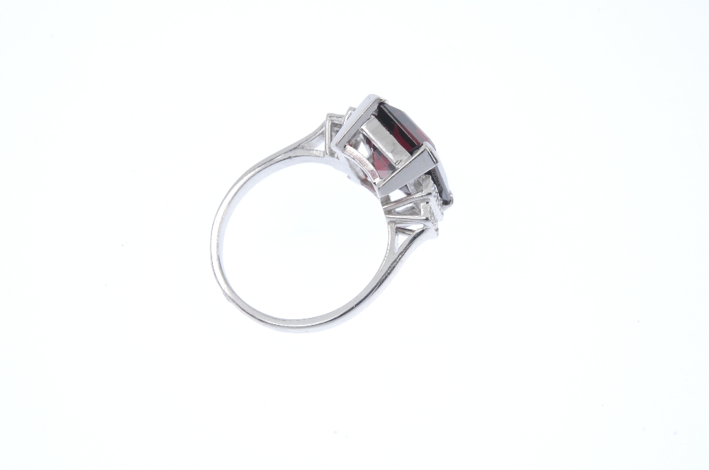 A garnet and diamond dress ring. The rectangular-shape garnet, to the single-cut diamond tiered - Image 4 of 4