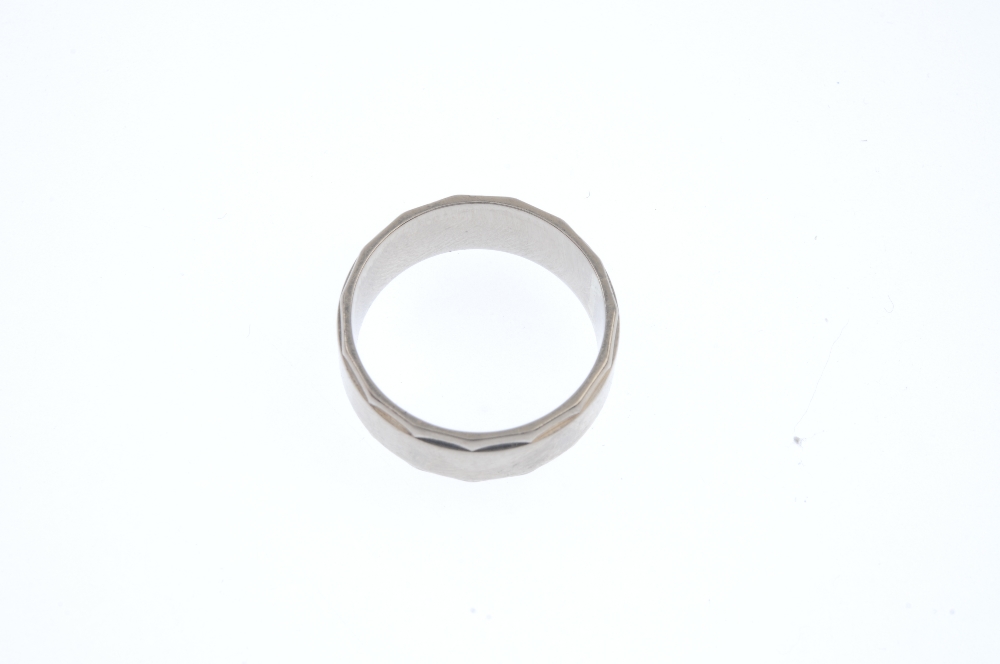 A band ring. Designed as a plain band, to the textured sides. Width 7.5mms. Ring size N. Weight 8. - Image 3 of 3