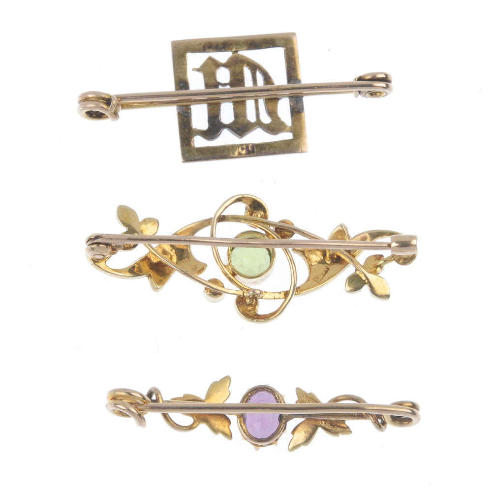 A selection of three early 20th century gold gem-set brooches. To include a peridot and split - Image 2 of 2