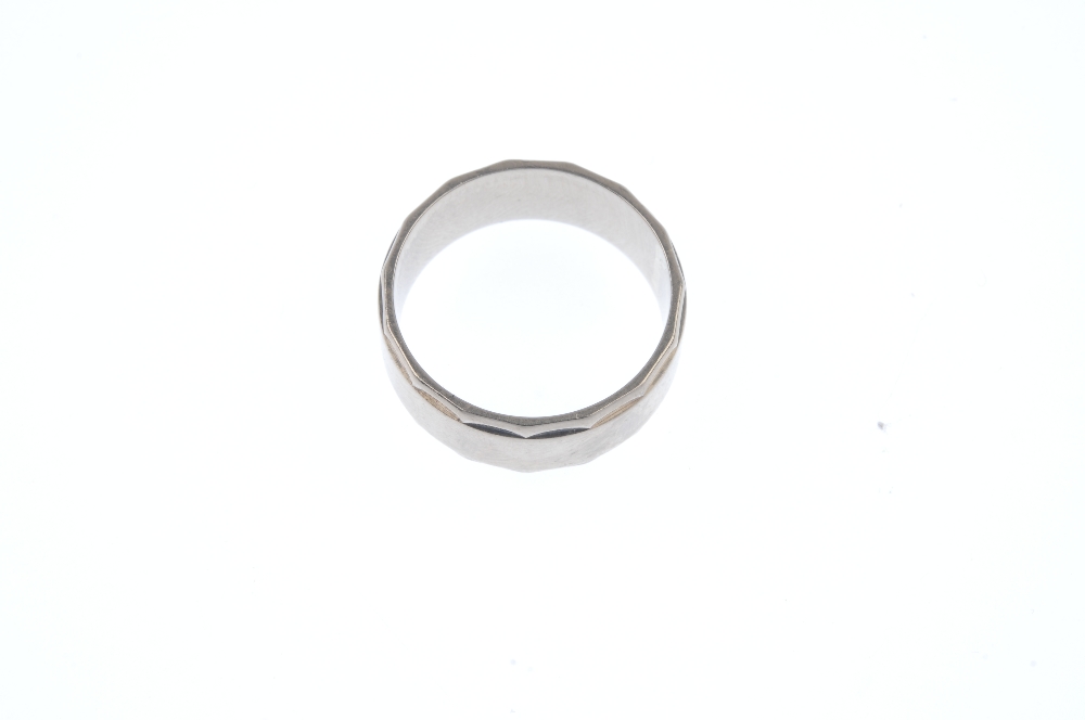 A band ring. Designed as a plain band, to the textured sides. Width 7.5mms. Ring size N. Weight 8. - Image 2 of 3