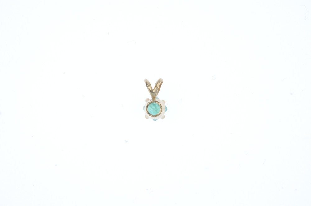 An emerald single-stone pendant. The square-shape emerald, to the bifurcated surmount. Length 1. - Image 2 of 2
