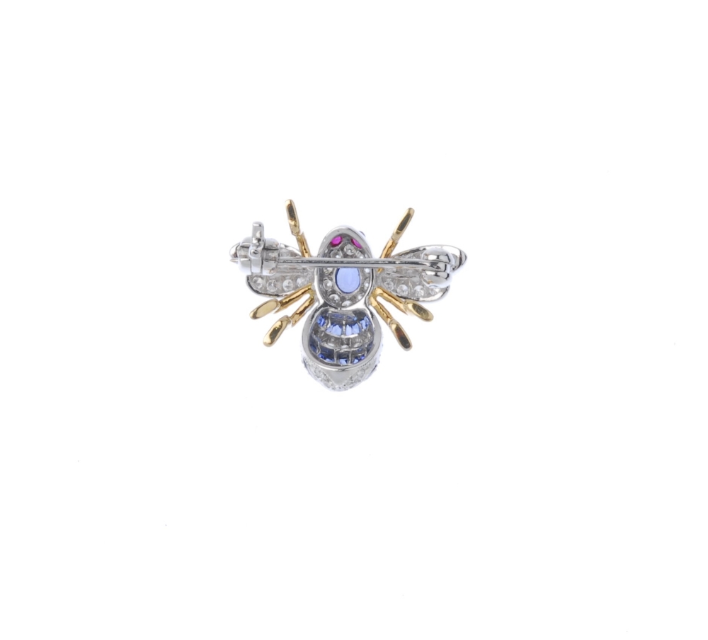 (193674) A diamond, sapphire and ruby bee brooch. The brilliant-cut diamond and calibre-cut sapphire - Image 2 of 3