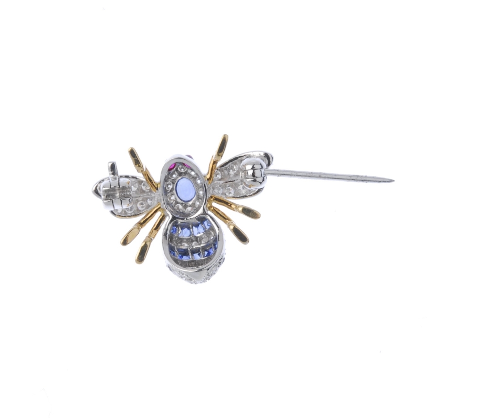 (193674) A diamond, sapphire and ruby bee brooch. The brilliant-cut diamond and calibre-cut sapphire - Image 3 of 3