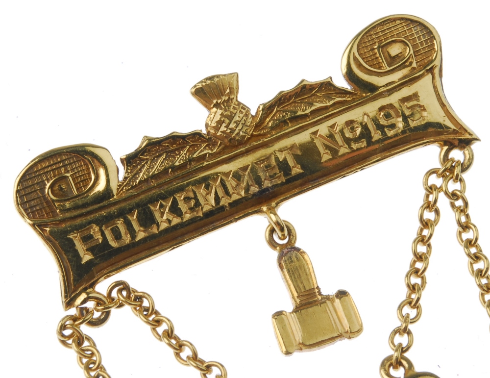 Masonic, Polkemmet No. 195, 9ct gold jewel, presentation inscription to the reverse. Hallmarked - Image 5 of 5