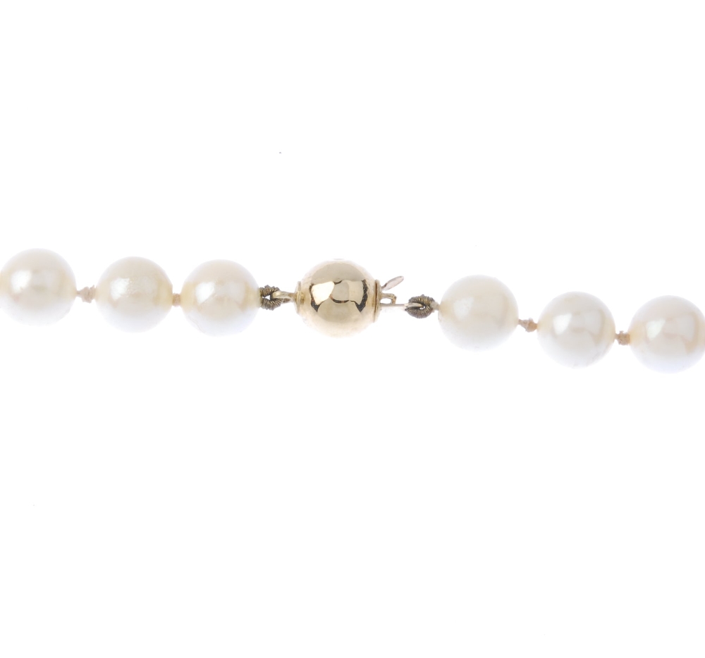(174110) A cultured pearl single-row necklace. The uniform cultured pearls measuring approximately - Image 3 of 4