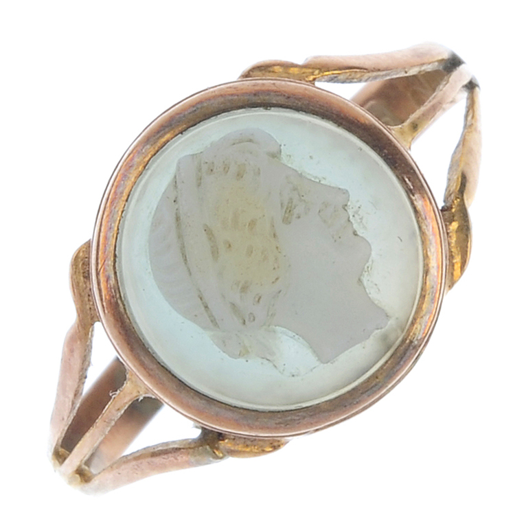 An early 20th century 9ct gold hardstone cameo ring. The circular hardstone cameo, carved to