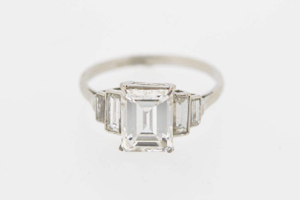 A diamond single-stone ring. The rectangular-shape diamond, weighing 2.39cts, to the graduated - Image 3 of 4