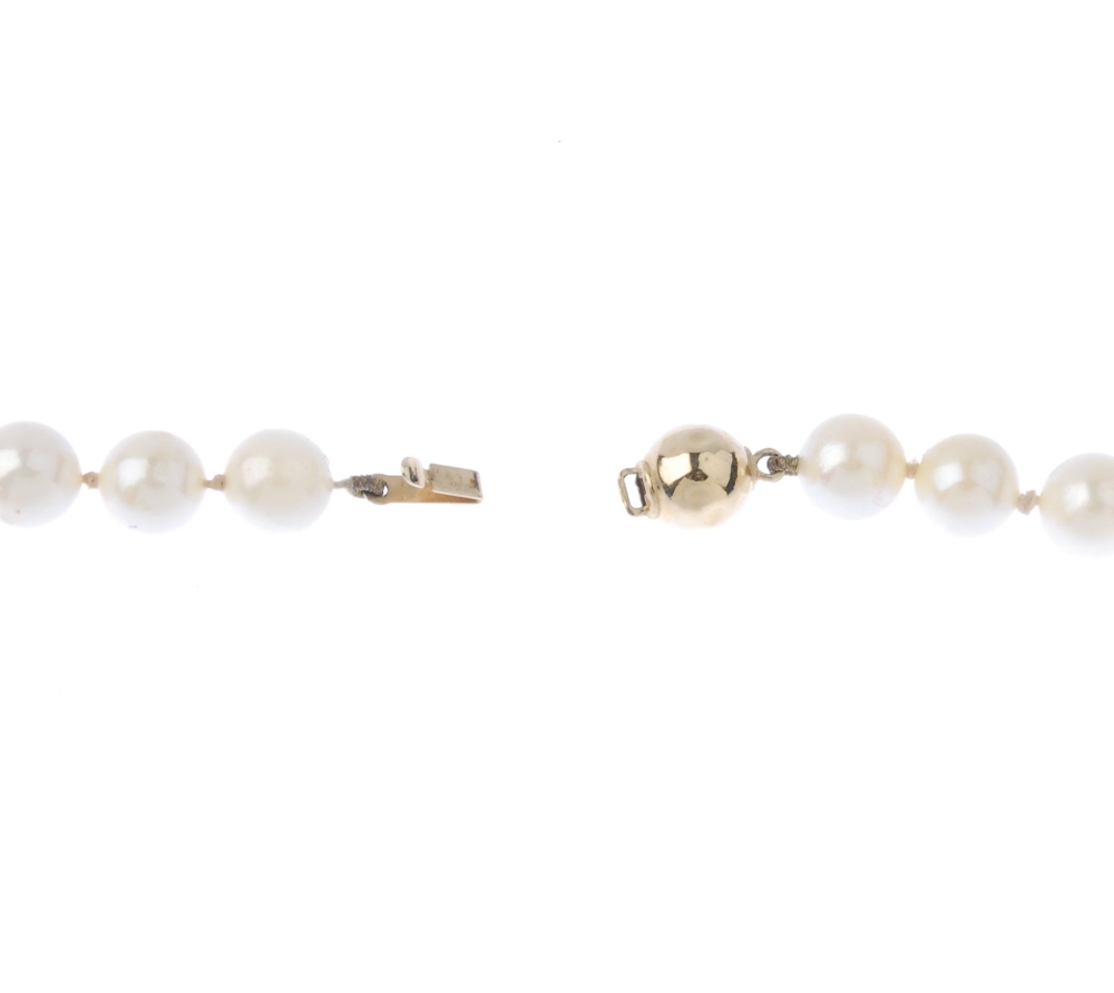 (174110) A cultured pearl single-row necklace. The uniform cultured pearls measuring approximately - Image 4 of 4