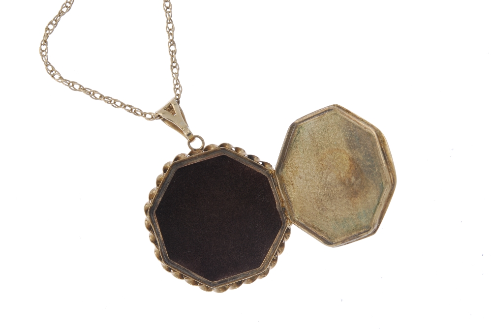 A 9ct gold locket. Of hexagonal outline, with engraved floral and foliate motif, to the rope-twist - Image 2 of 3