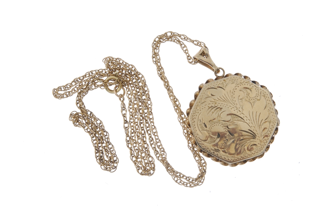 A 9ct gold locket. Of hexagonal outline, with engraved floral and foliate motif, to the rope-twist - Image 3 of 3