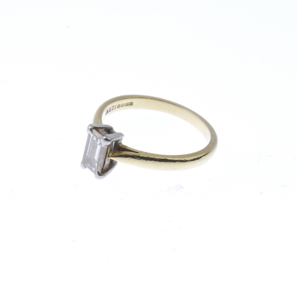 (174110) An 18ct gold diamond single-stone ring. The rectangular-shape diamond, to the tapered - Image 4 of 4