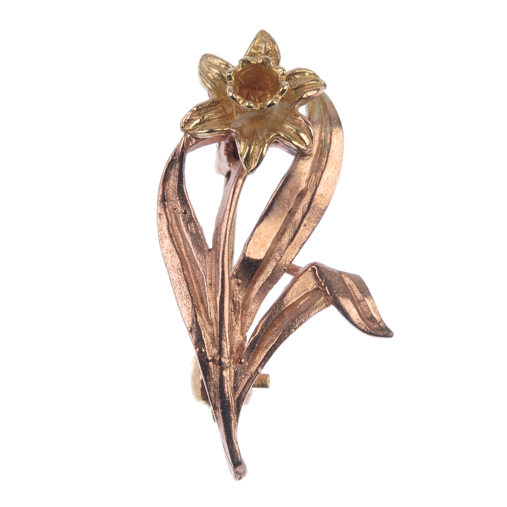 CYMRU GOLD - a 9ct gold daffodil brooch. Of bi-colour design, the daffodil with three leaves.