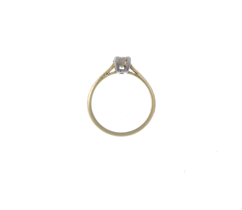 (174110) An 18ct gold diamond single-stone ring. The rectangular-shape diamond, to the tapered - Image 2 of 4