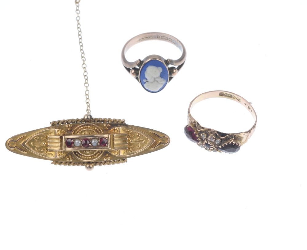 A selection of early 20th century 9ct gold jewellery. To include a jasperware profile portrait ring, - Image 3 of 3