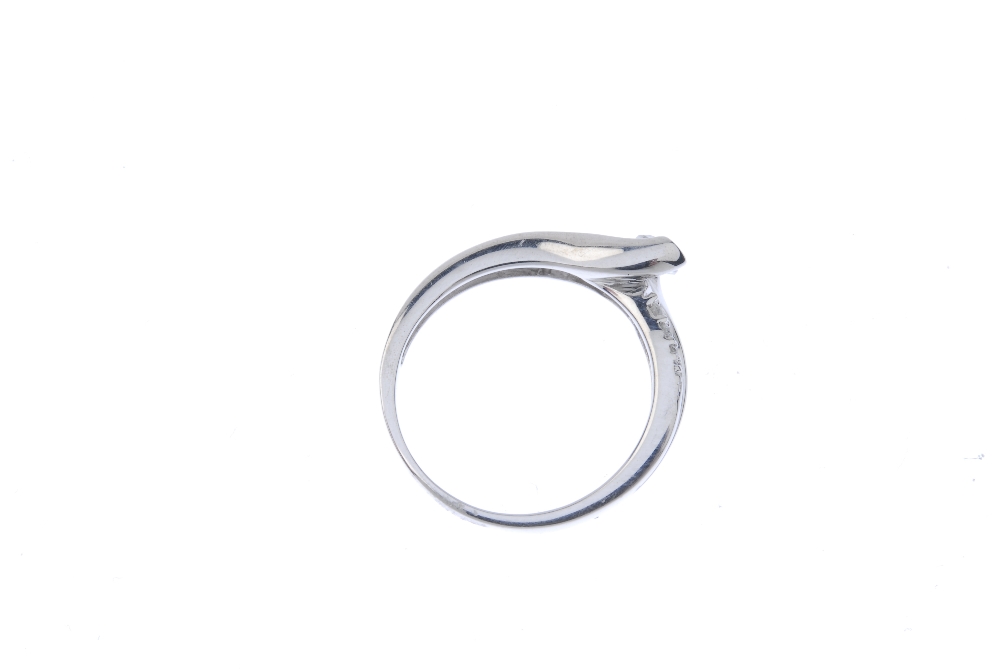 A diamond single-stone ring. The brilliant-cut diamond, to the similarly-cut diamond sides. - Image 3 of 3