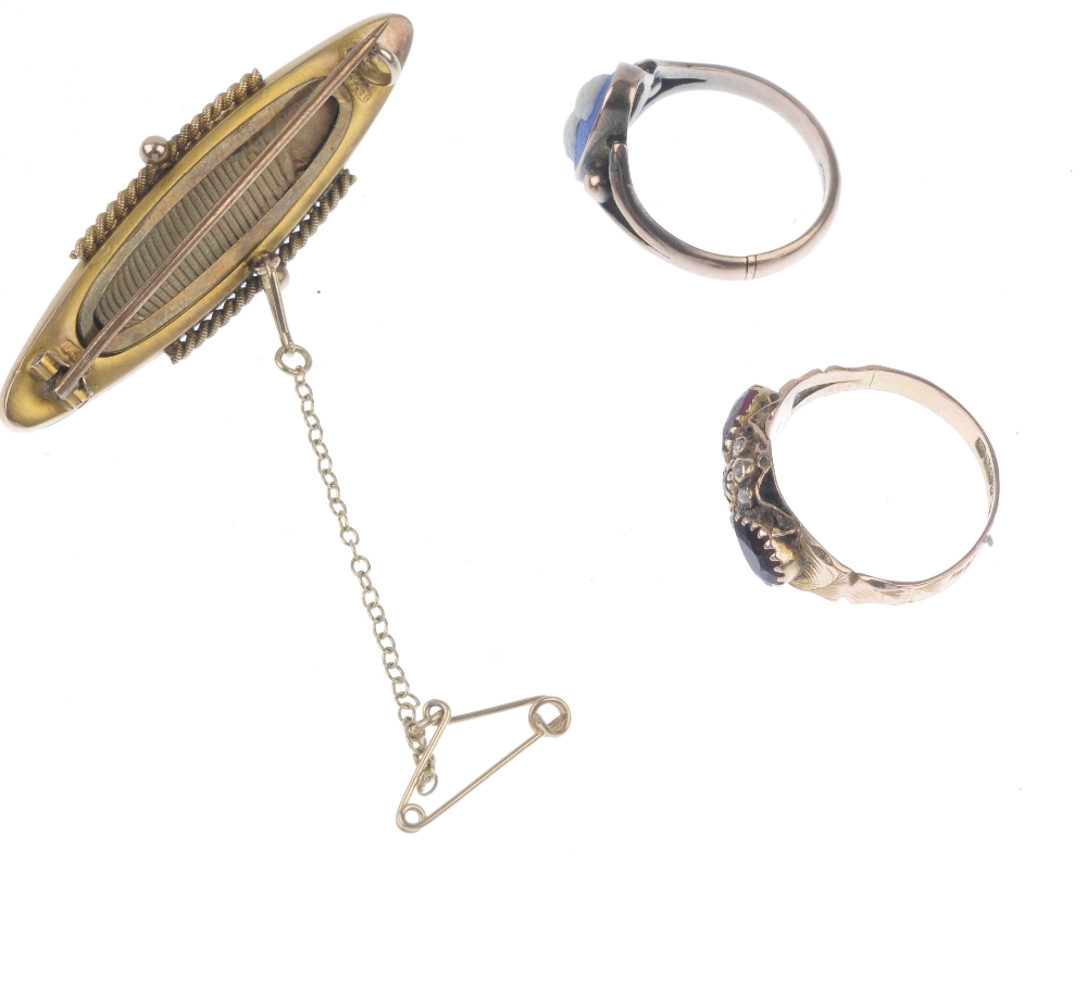 A selection of early 20th century 9ct gold jewellery. To include a jasperware profile portrait ring, - Image 2 of 3