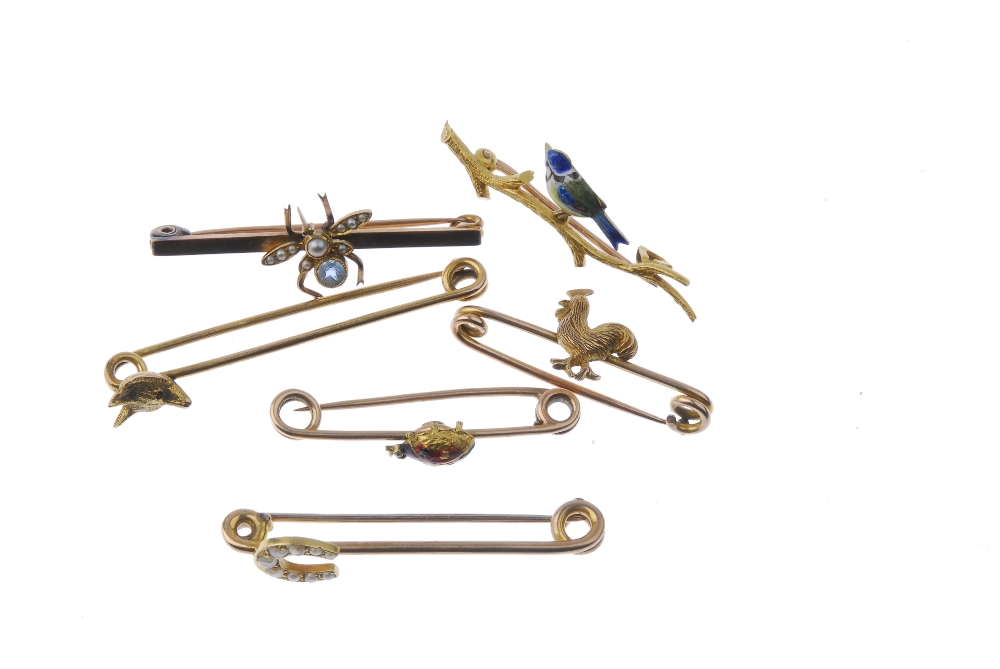 A selection of six brooches. To include an early 20th century enamel bird and textured branch - Image 2 of 2