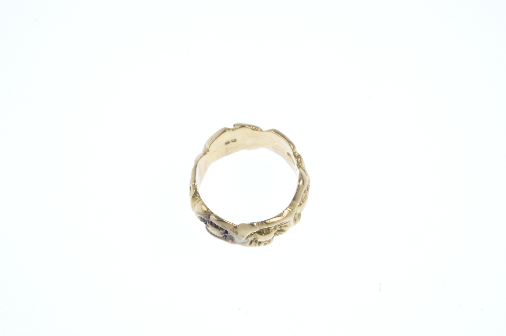 An 18ct gold band ring. Designed as a repeating floral motif. Hallmarks for London. Ring size F. - Image 2 of 2