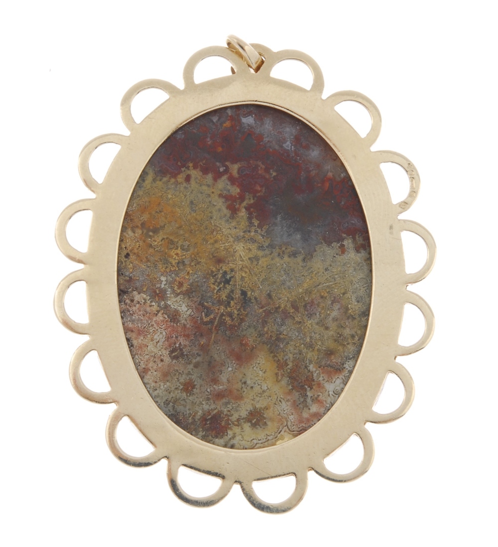 A 9ct gold agate pendant. The oval agate cabochon, within a scalloped border. Hallmarks for - Image 2 of 2