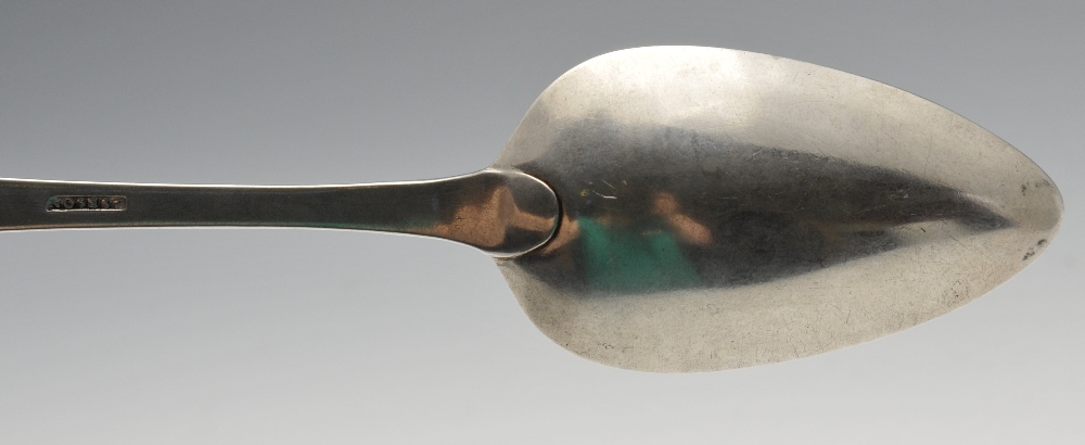 An early nineteenth century Irish provincial silver table spoon with crested terminal. Struck once - Image 5 of 6