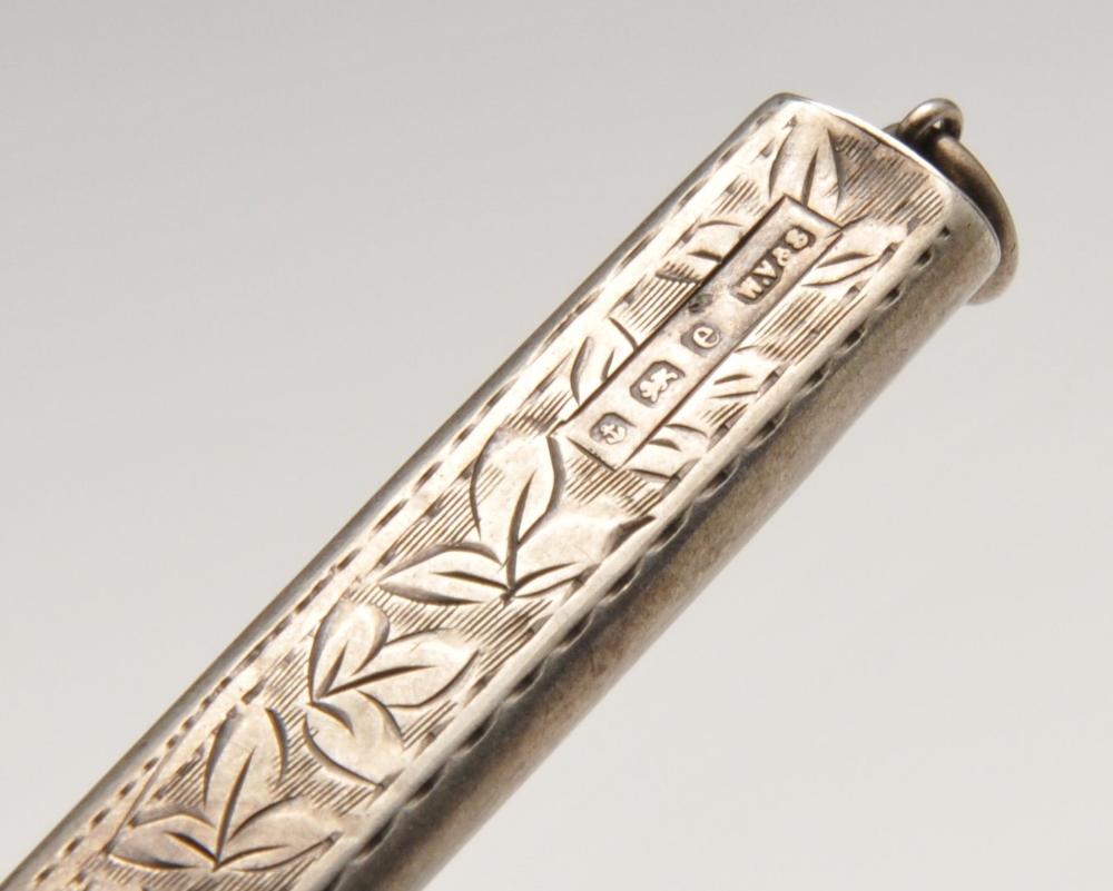 A George V silver napkin ring, having frilled edges, hallmarked E Edmonds, Birmingham 1937. Together - Image 4 of 6