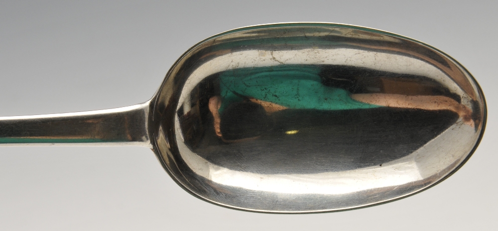 A Queen Anne, silver Dog-nose spoon, circa 1710. Struck with maker's mark for Andrew Archer, no - Image 5 of 7