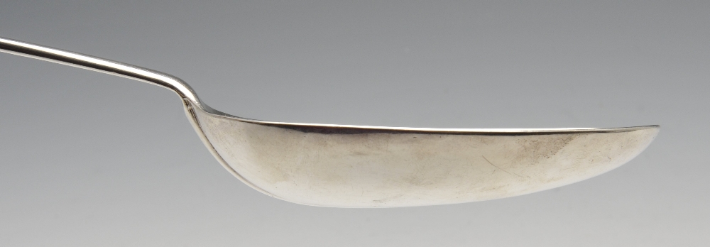 A George I silver Hanoverian basting spoon. Hallmarked James Wilks, London 1726. Length measuring 12 - Image 3 of 7