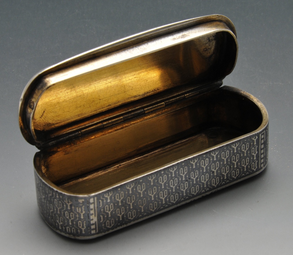 A French silver snuff box, the oblong form entirely decorated in niello with a repeated motif. - Image 2 of 5