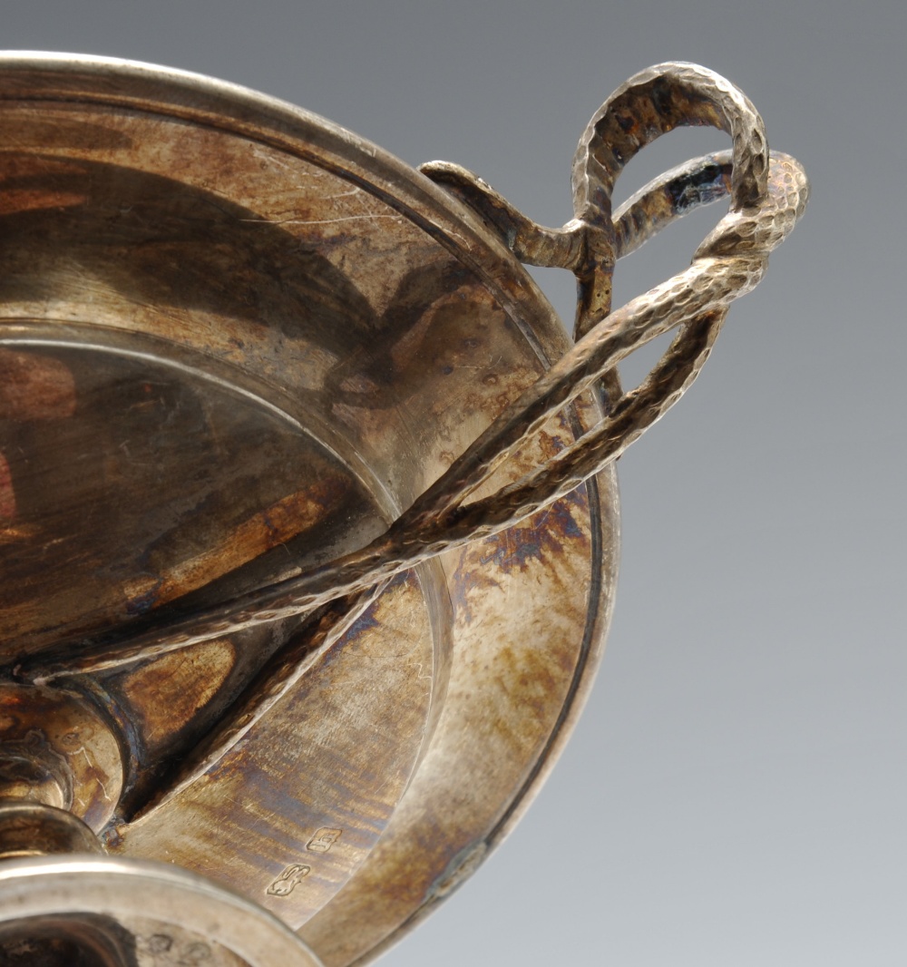 An Edwardian small silver tazza dish of circular form with entwined serpent handles, hallmarked - Image 4 of 10