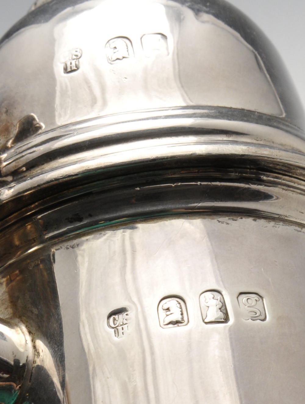 An Edwardian Britannia silver chocolate pot of traditional form, the plain tapering body, to the - Image 2 of 3