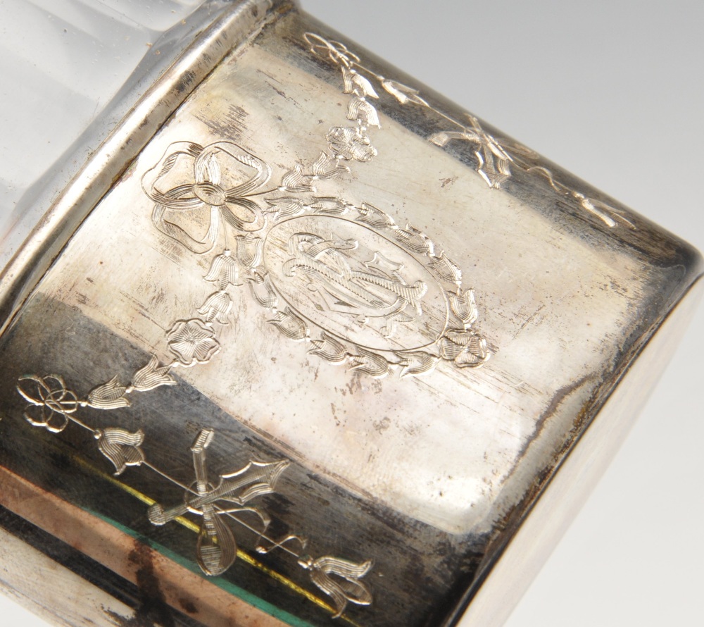 An Edwardian silver mounted hip flask, the clear glass body with faceted shoulders, the detachable - Image 2 of 4