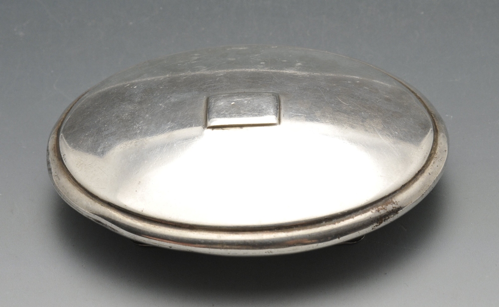 A George III silver snuff box of oval form with oblong hinged opening and applied vacant - Image 5 of 5