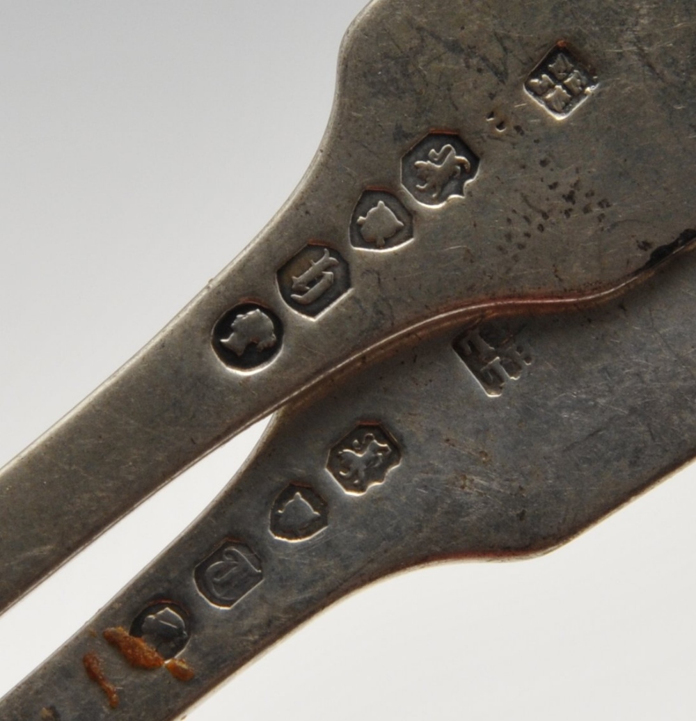 Four Victorian Scottish silver table forks and five table spoons in Fiddle Shell pattern with - Image 7 of 8