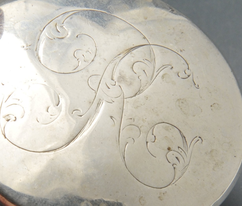 An early twentieth century silver tea caddy of oval form, decorated with a trailing leaf border - Image 6 of 7