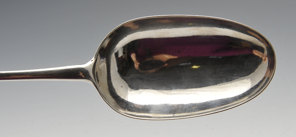 A George I silver Hanoverian basting spoon. Hallmarked James Wilks, London 1726. Length measuring 12 - Image 4 of 7