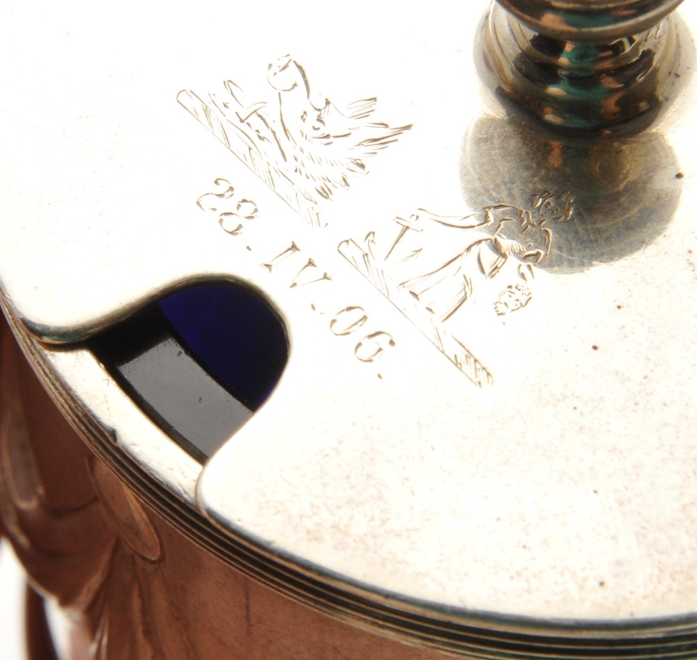 An Edwardian silver mustard pot, the drum form embossed with swags within reeded borders, hinged - Image 2 of 4