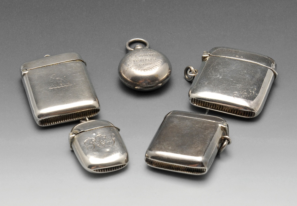 An Edwardian silver vesta case of plain oblong form with engraved family crest to the front,