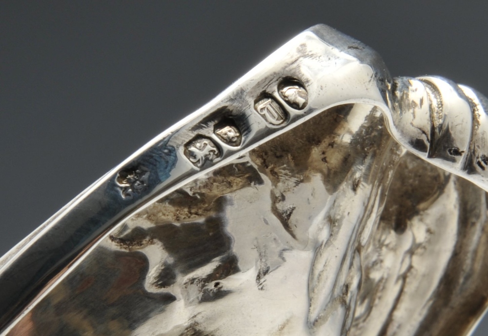 A mid-Victorian silver pen tray by John Samuel Hunt, (Hunt & Roskell), having leaf ends and - Image 4 of 6