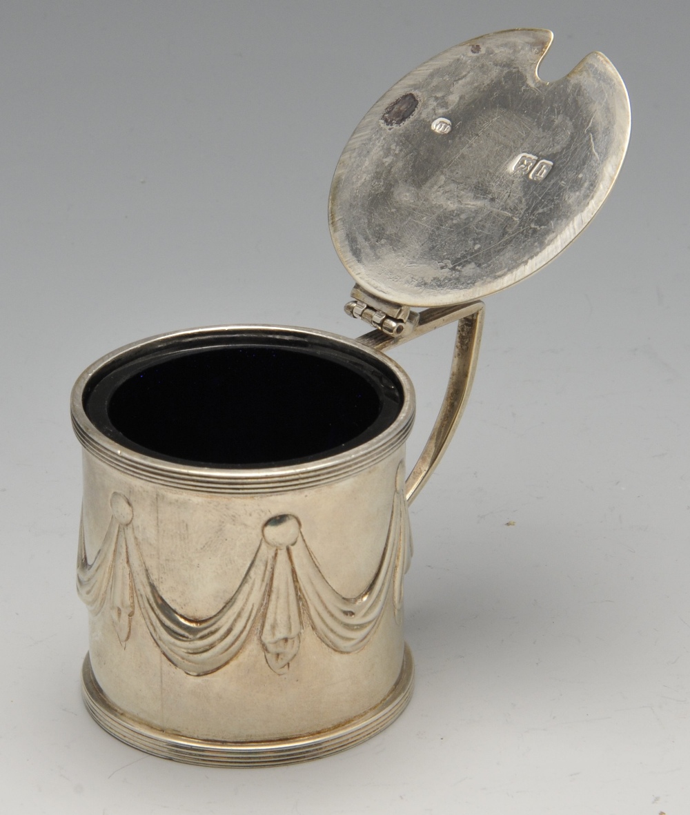 An Edwardian silver mustard pot, the drum form embossed with swags within reeded borders, hinged - Image 4 of 4