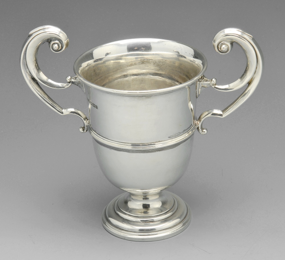 A 1920's silver inkwell of capstan form, the hinged and slightly domed cover with reeded border ( - Image 14 of 15