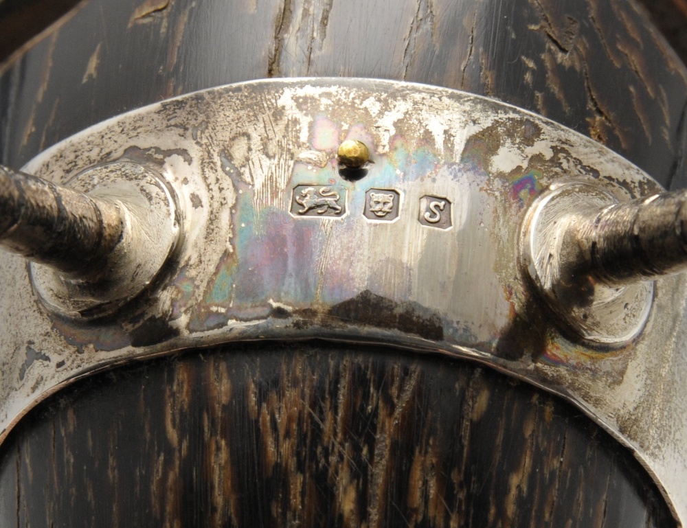 A part silver mounted horn drinking cup, having a central silver collar supporting two claw feet and - Image 4 of 7