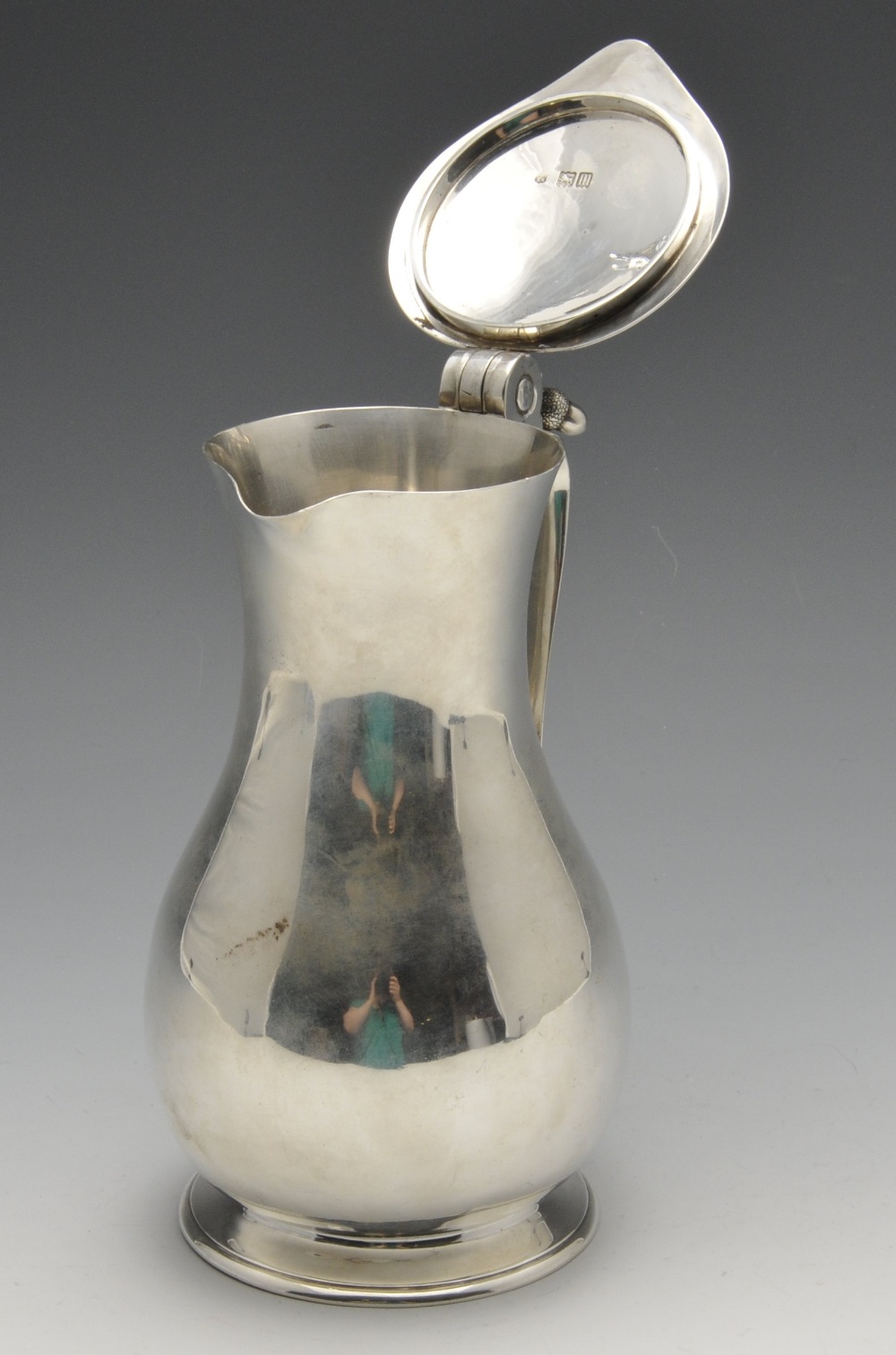 An Edwardian silver lidded jug, the plain bellied form standing on a circular foot with slightly - Image 4 of 4