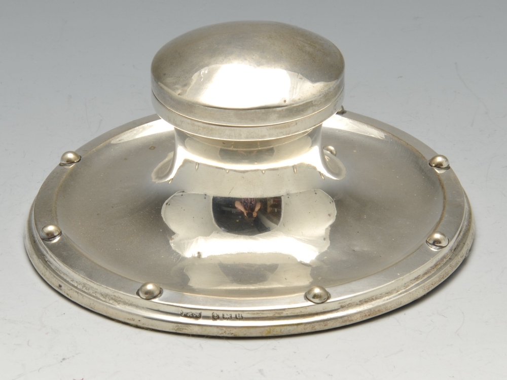 An early twentieth century silver inkstand of elongated oval form with reeded rim and raised on four - Image 5 of 7