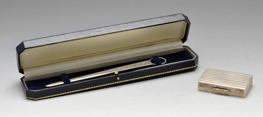 A modern silver paper knife of plain tapering form, hallmarked Mappin & Webb Ltd., Edinburgh 2000,
