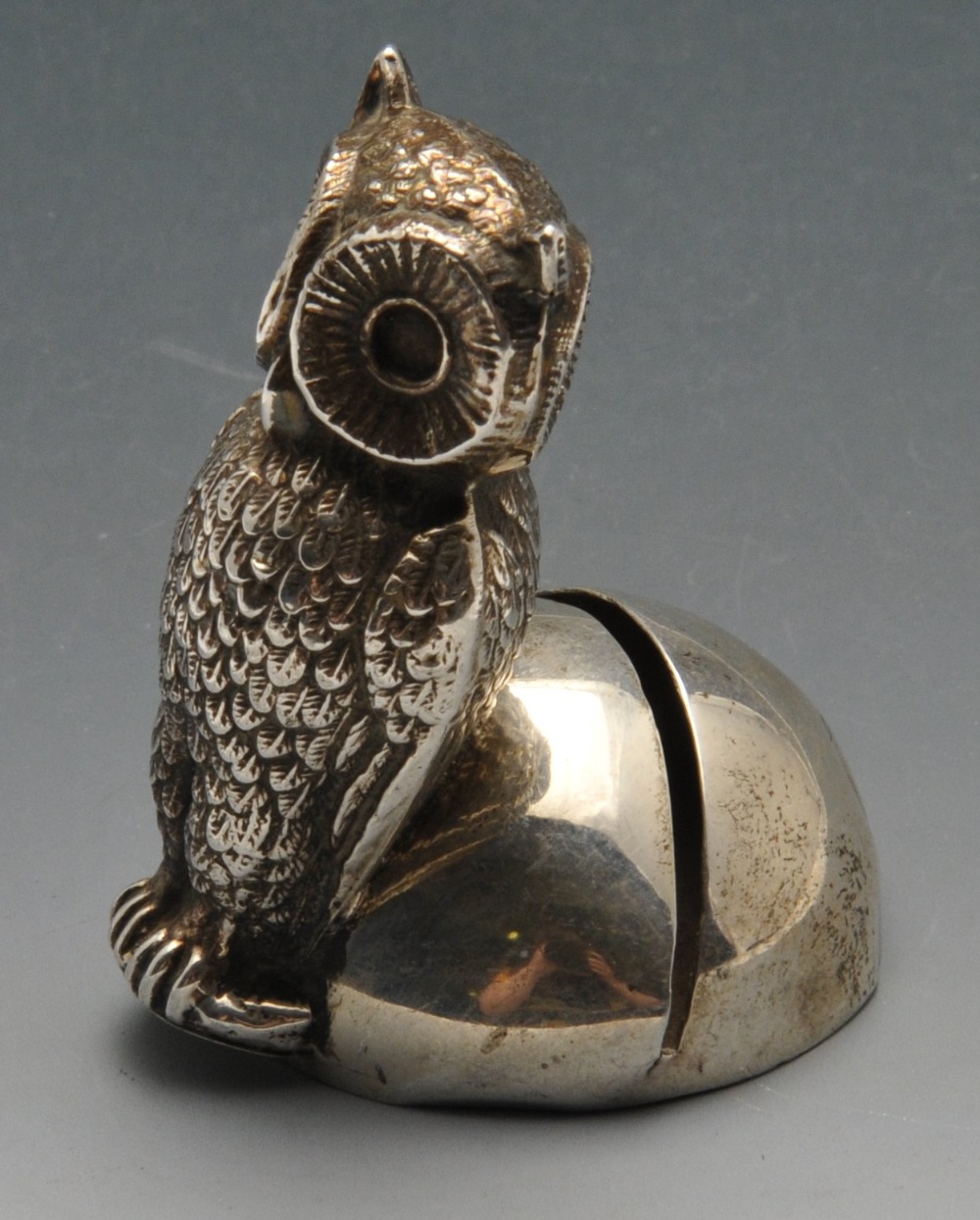 An Edwardian silver novelty menu or place card holder, realistically modelled as an owl. - Image 3 of 5