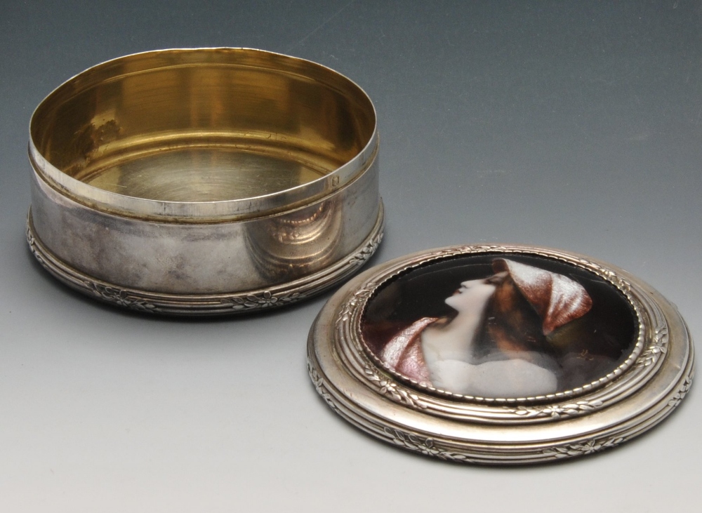 A French silver box of circular form with reeded borders and floral spray accents, the hinged - Image 5 of 5