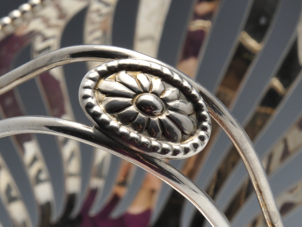 An Edwardian silver swing handle dish of elongated oval form with beaded rim above vertical - Image 4 of 4