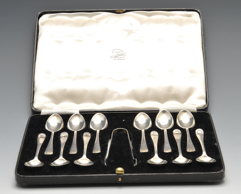 An Edwardian cased set of twelve silver teaspoons with matching sugar nips, each with plain tapering - Image 5 of 6
