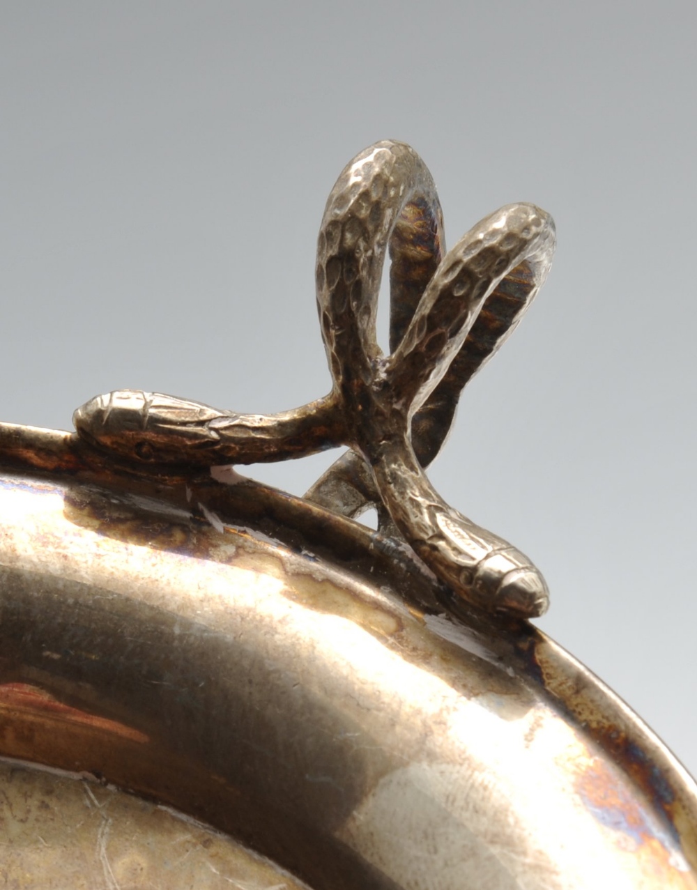 An Edwardian small silver tazza dish of circular form with entwined serpent handles, hallmarked - Image 3 of 10