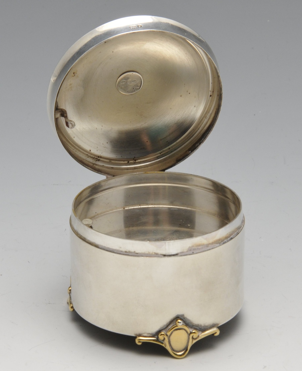 A modern silver musical jewellery or trinket box, the cylindrical with silver-gilt engine-turned - Image 3 of 9